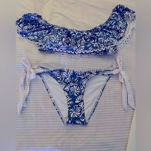 Adorable swimsuit off the shoulders,with matching cover pants